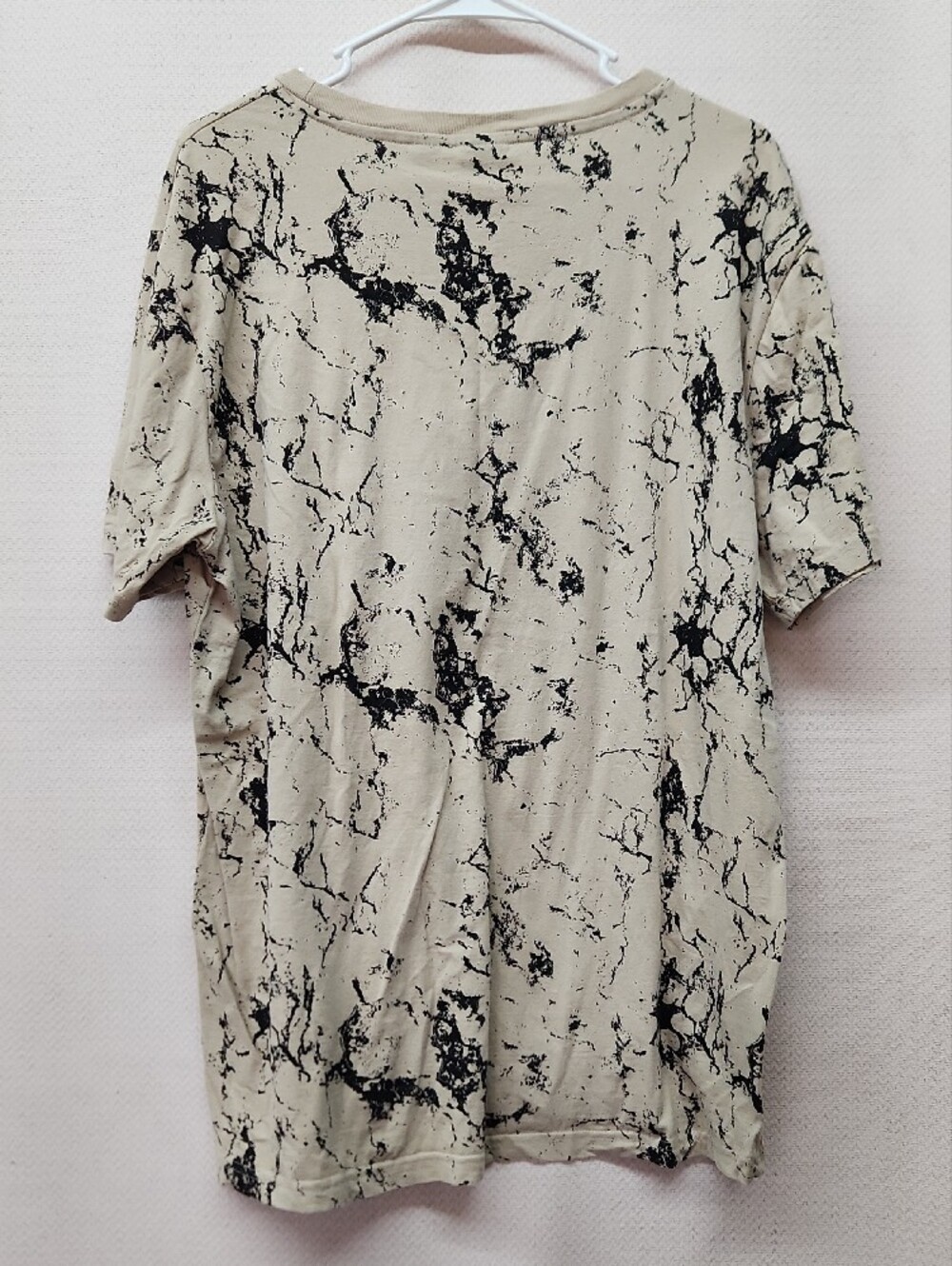 Beige Marble-Print Short Sleeve Tee with Skull Patch - Picture 4 of 4